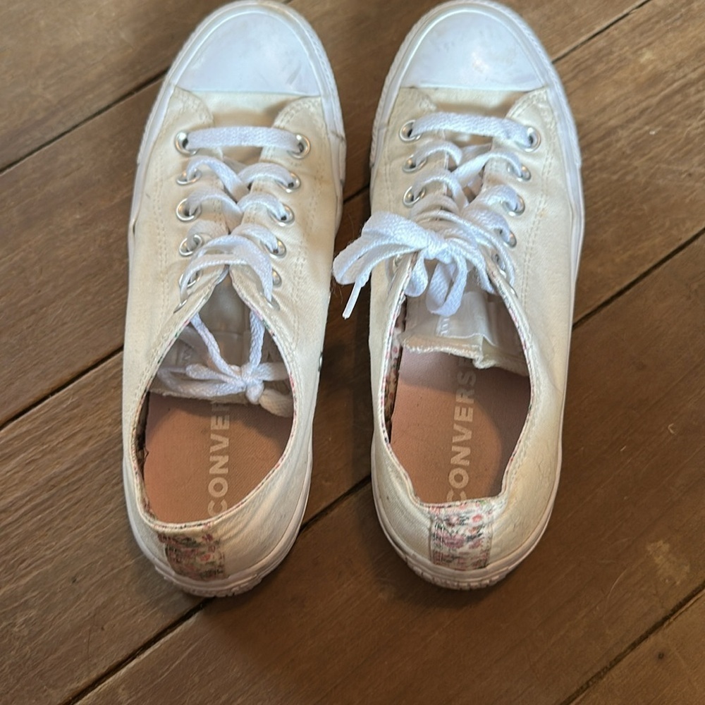 Cream colored converse sneakers size 7.5 women’s - Picture 5 of 7